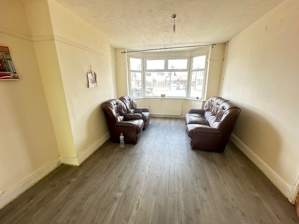 Property photo 2 of 9 5216223
