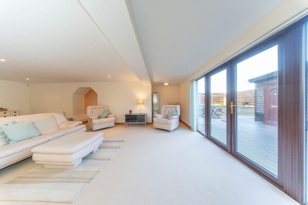 Property photo 2 of 35 Main Suite/ Lounge Area