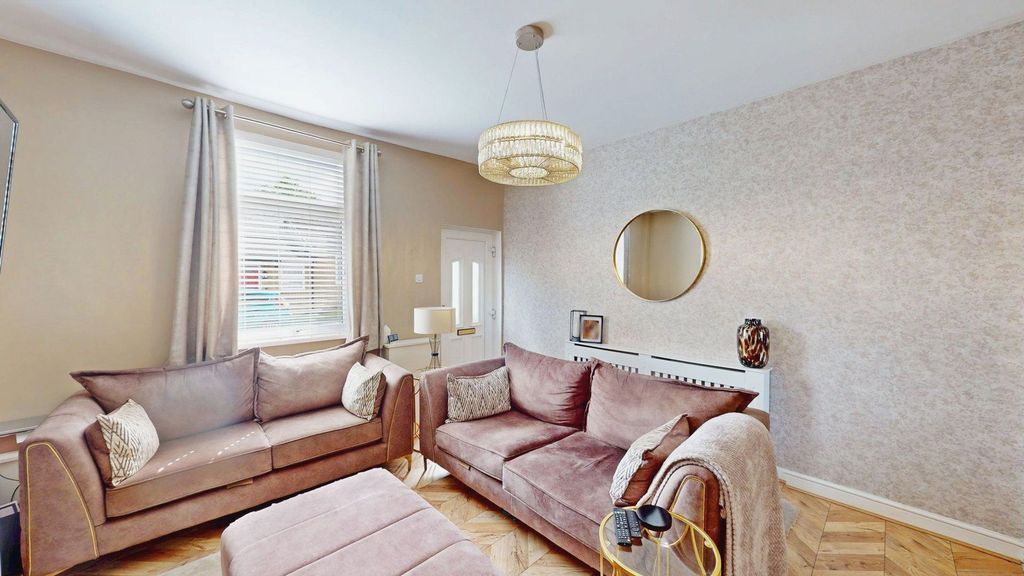 Property photo 3 of 13 Lounge