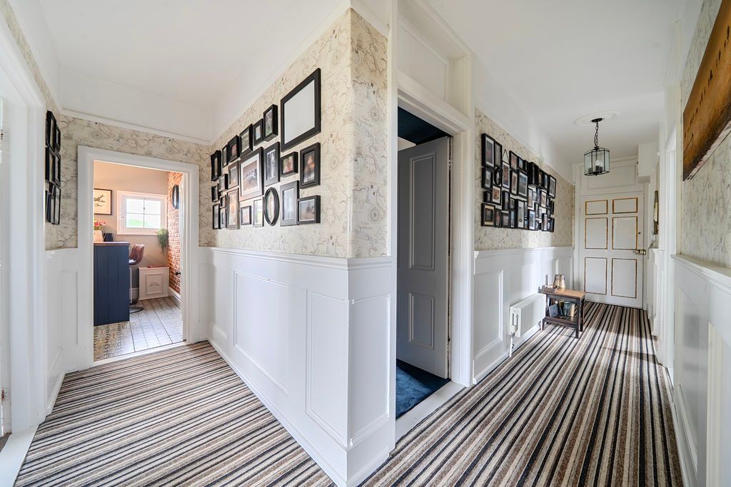 Property photo 3 of 22 Entrance Hall