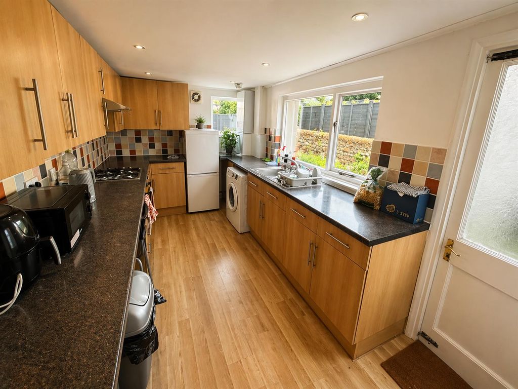 Property photo 2 of 10 4