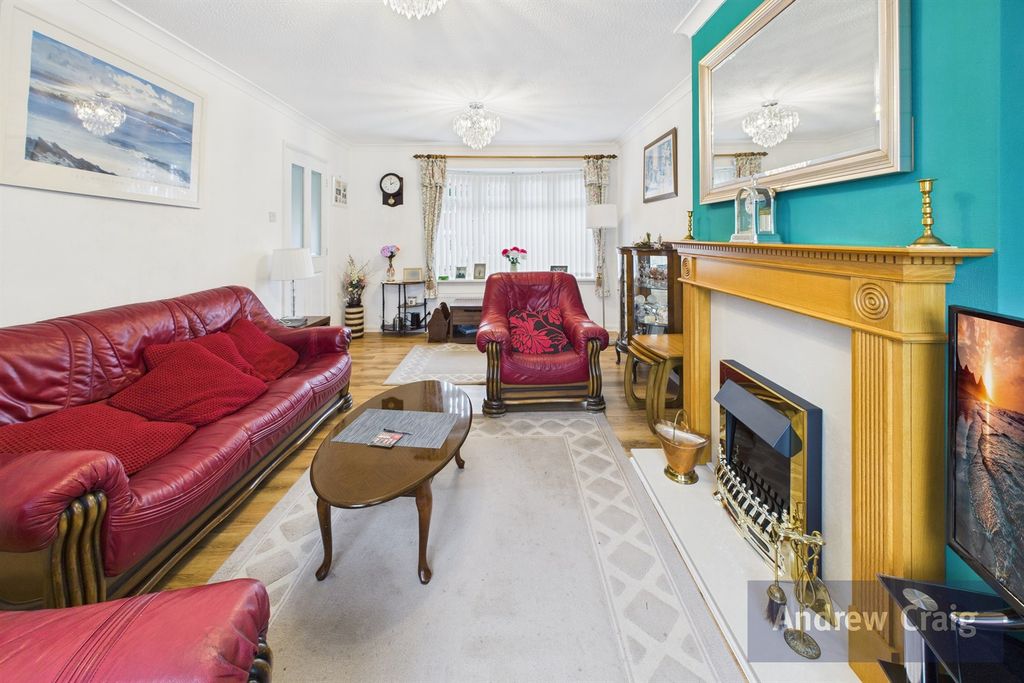 Property photo 3 of 15 Lounge