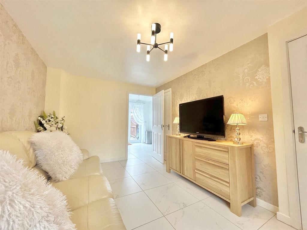 Property photo 3 of 10 Lounge.Jpg