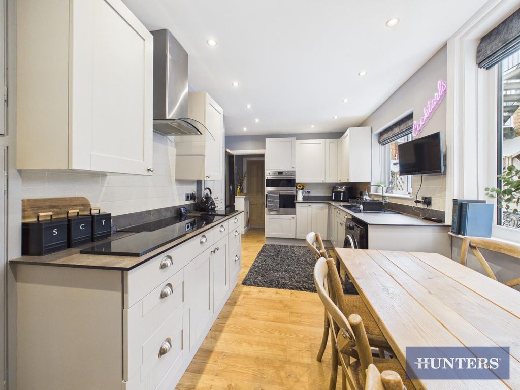 Property photo 3 of 20 Kitchen