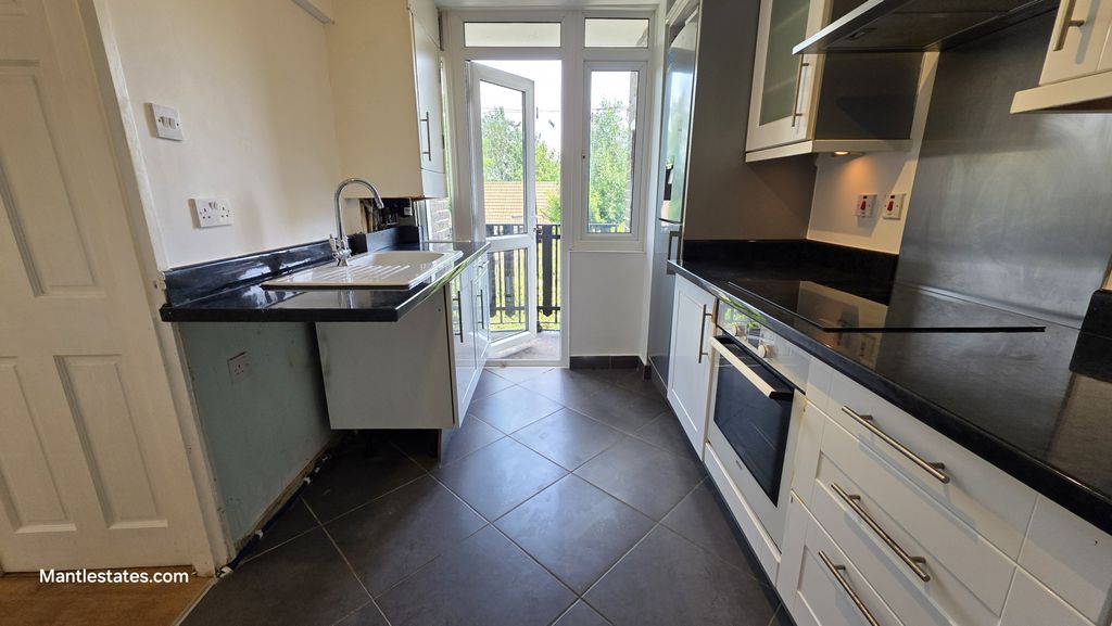 Property photo 3 of 11 Kitchen