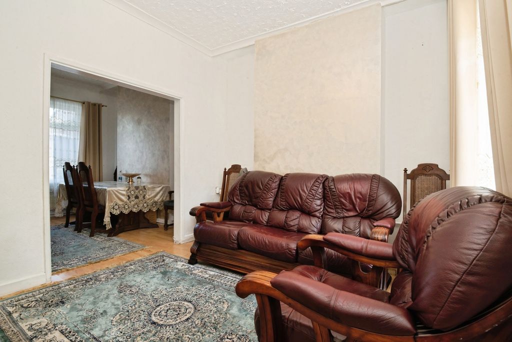 Property photo 3 of 15 Lounge