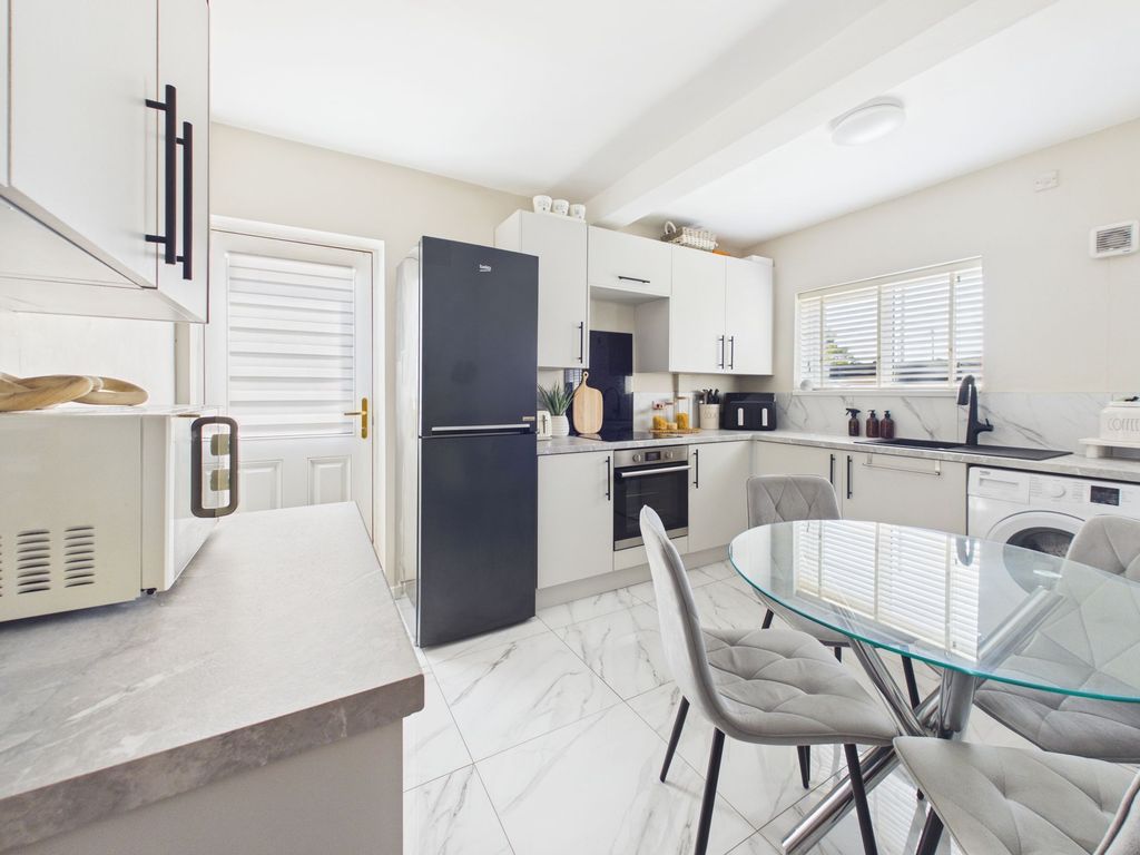 Property photo 2 of 17 Dining Kitchen
