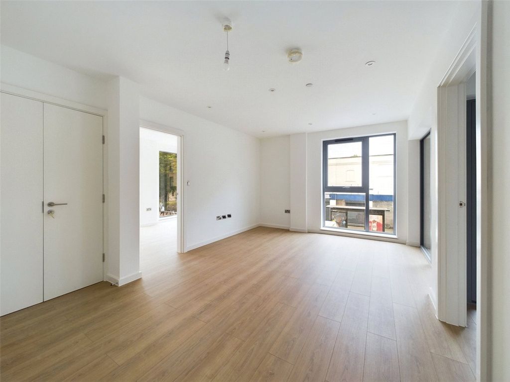 Property photo 2 of 12 Picture No. 17