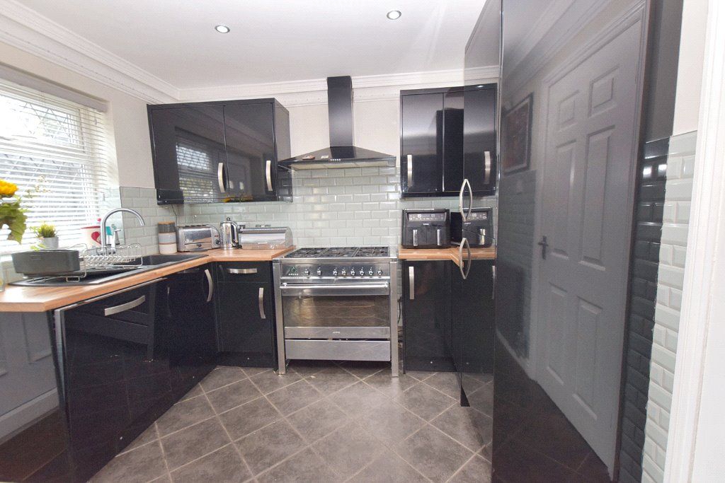 Property photo 3 of 17 Kitchen
