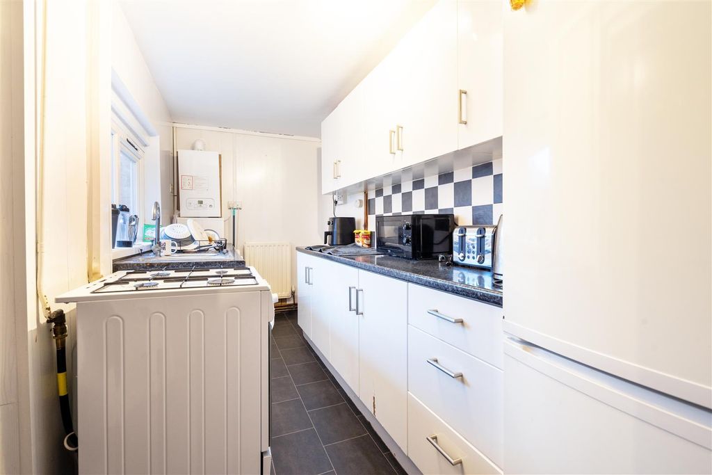 Property photo 3 of 8 Kitchen