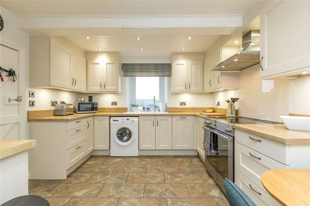 Property photo 3 of 22 Dining Kitchen