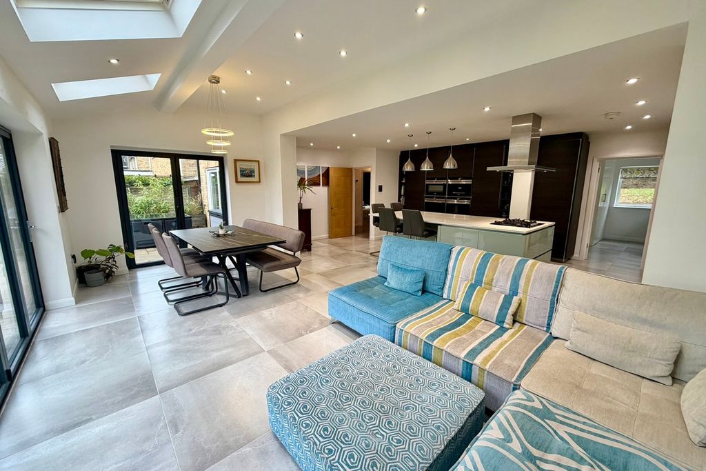 Property photo 2 of 27