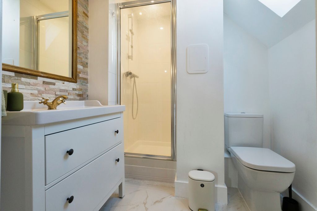 Property photo 3 of 15 En-Suite