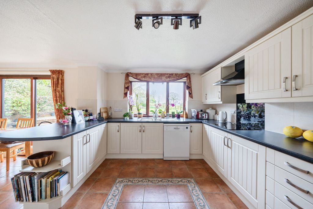 Property photo 2 of 24 Kitchen/Breakfast Room
