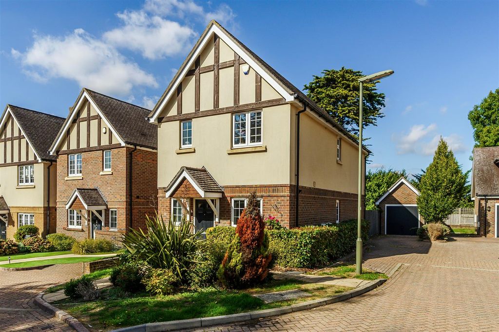 Property photo 1 of 27 Lambourne Close, 5 (11).Jpg