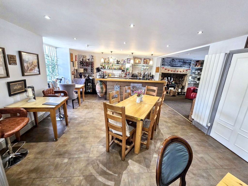 Property photo 2 of 31