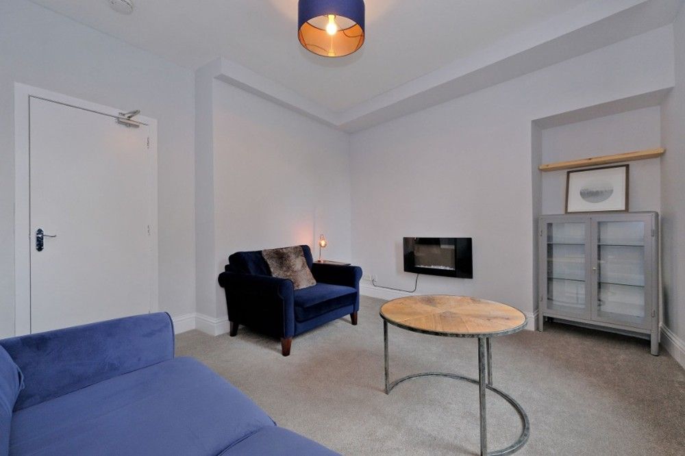 Property photo 1 of 8 Lounge