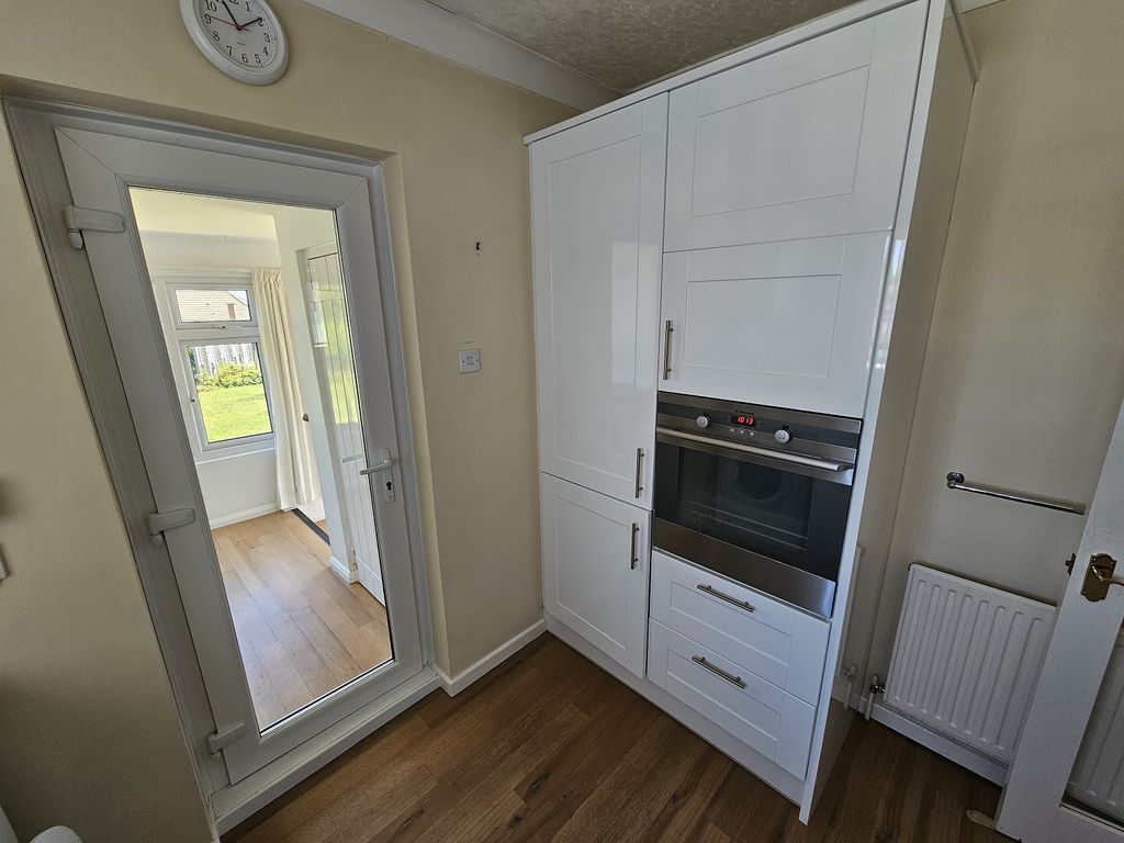 Property photo 3 of 10 Kitchen