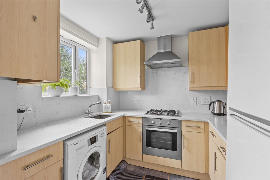 Property photo 2 of 10 46 Windrush Drive, Hp13 7Tr-1.Jpg