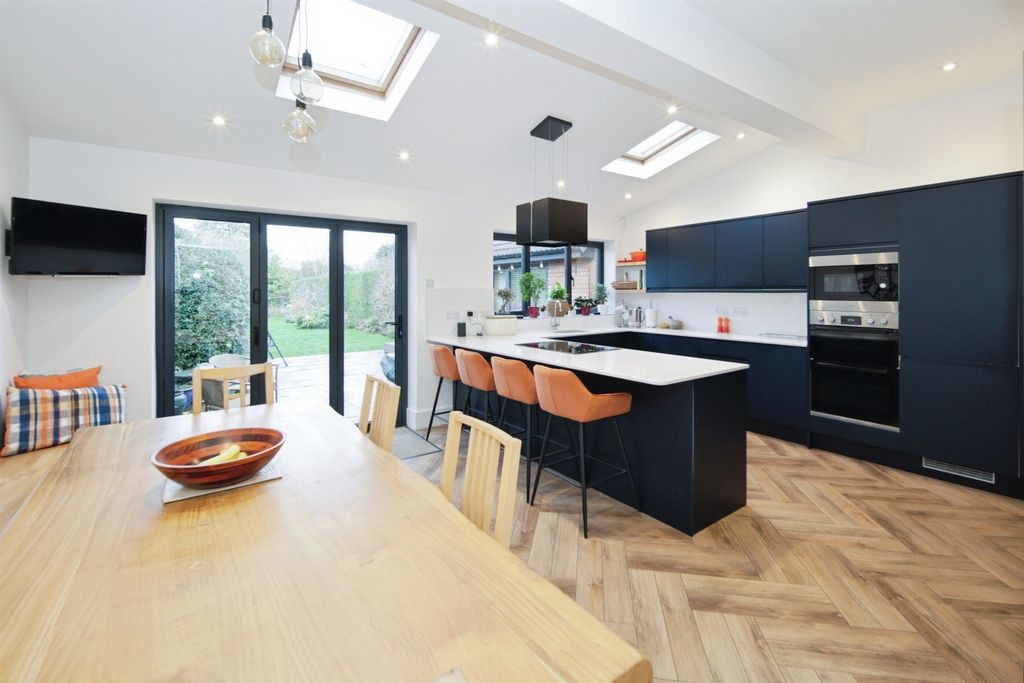 Property photo 2 of 31