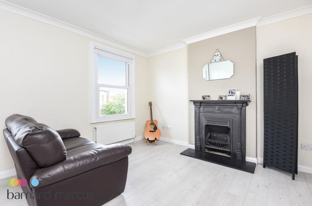 Property photo 2 of 7 Living Room