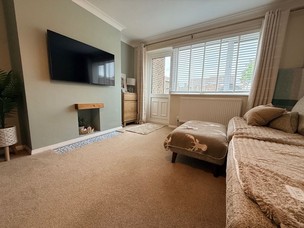 Property photo 3 of 12 Lounge