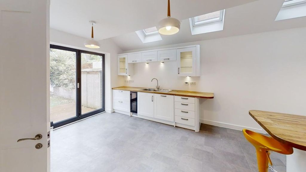 Property photo 3 of 24 43-Horsefair-Kitchen 1.Jpg