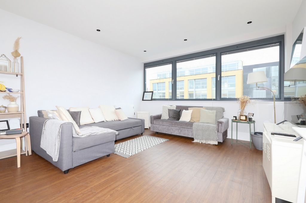 Property photo 3 of 9 Photo 7