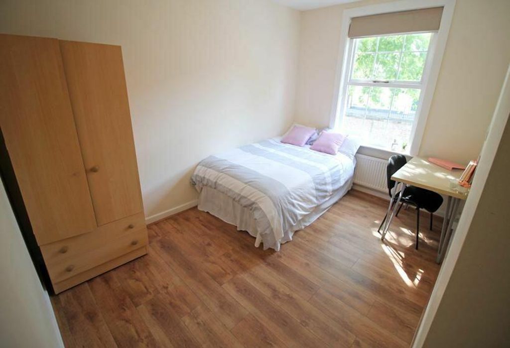 Property photo 3 of 6 This Inviting Double Bedroom Features A Cozy Bed A...