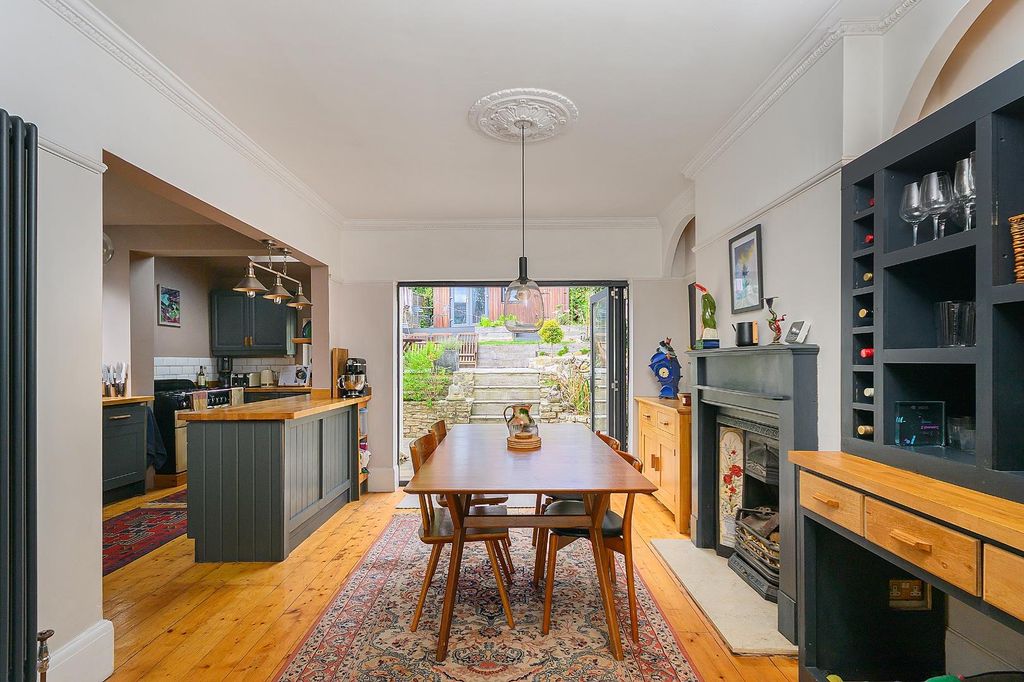 Property photo 1 of 29 4W5R5Ke - Dining Room F.Jpg