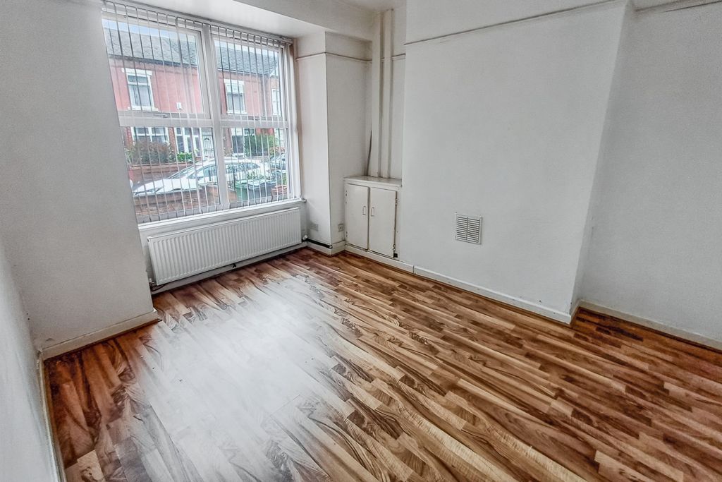 Property photo 2 of 19 31 Portland Road, Longsight, Manchester, Greater Manchester, M13 0Sa