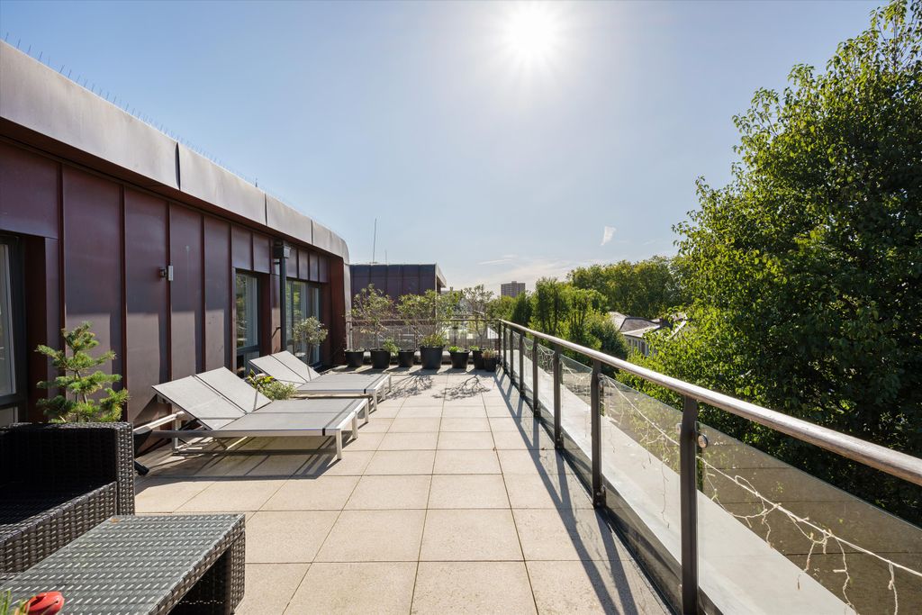 Property photo 2 of 18 Image