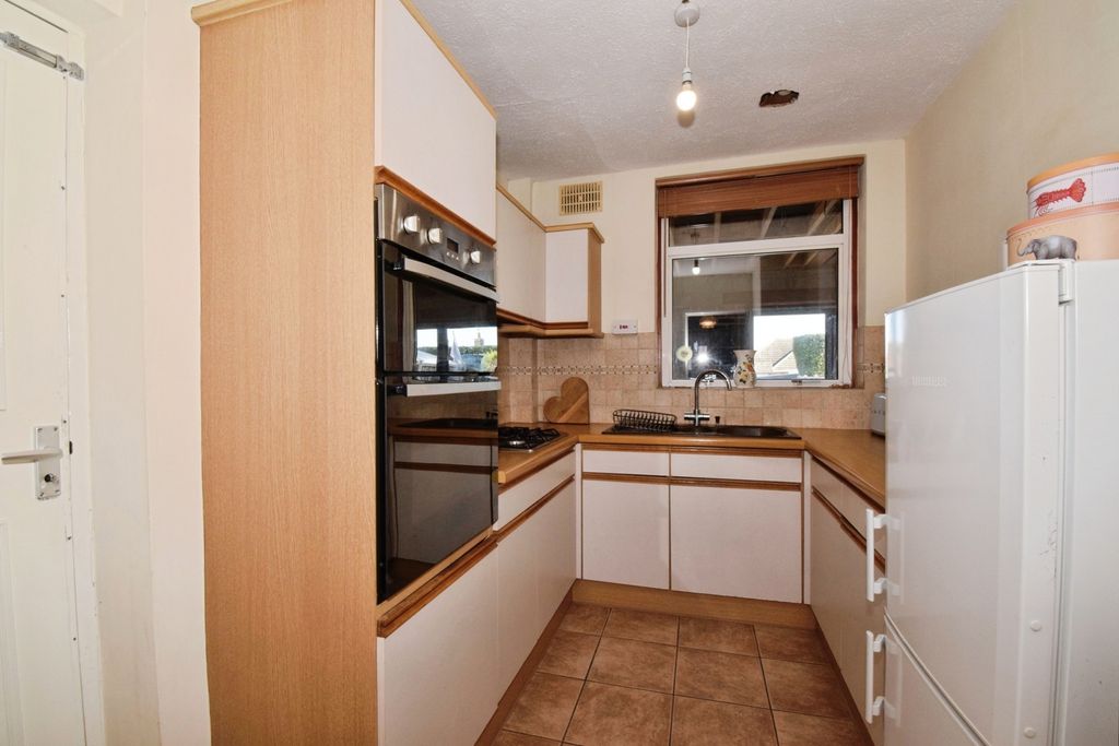 Property photo 3 of 18 Kitchen