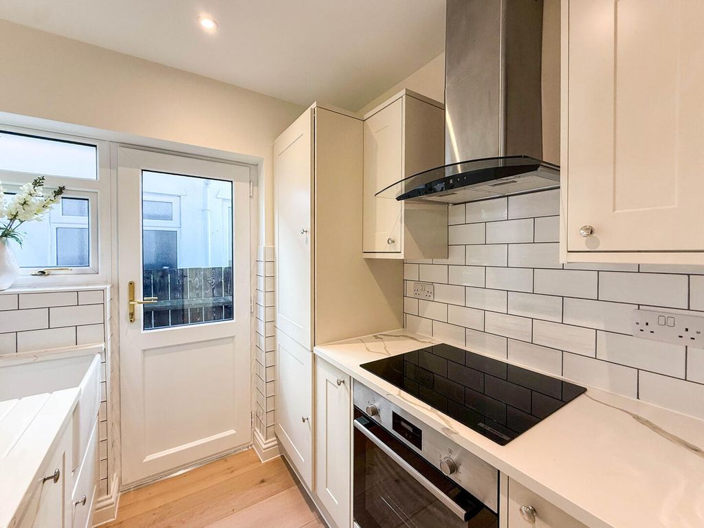 Property photo 3 of 15 Kitchen