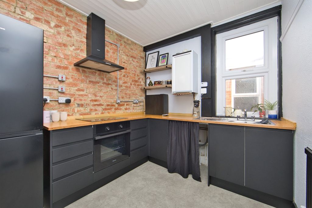 Property photo 3 of 8 Picture 3