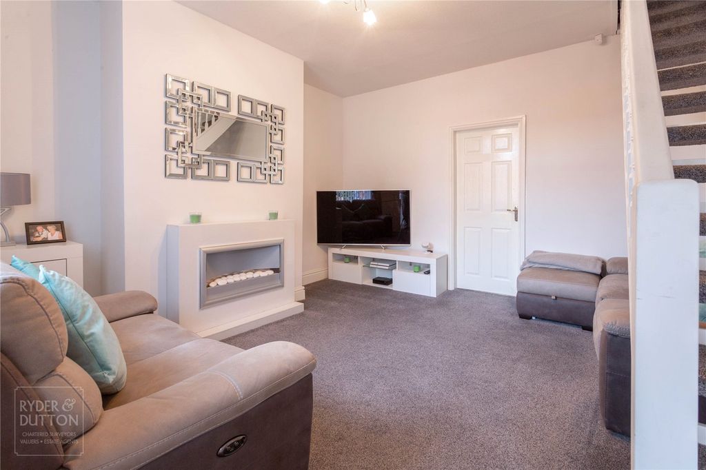 Property photo 3 of 13 Lounge