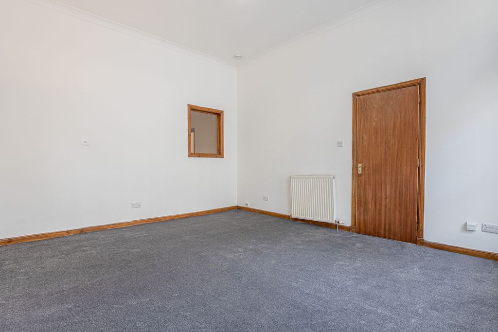 Property photo 2 of 16 Livingangle2