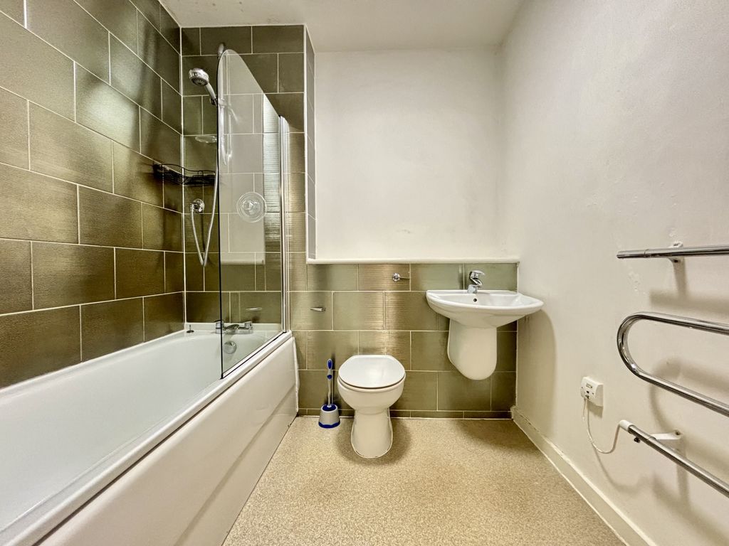 Property photo 3 of 12 Image00008