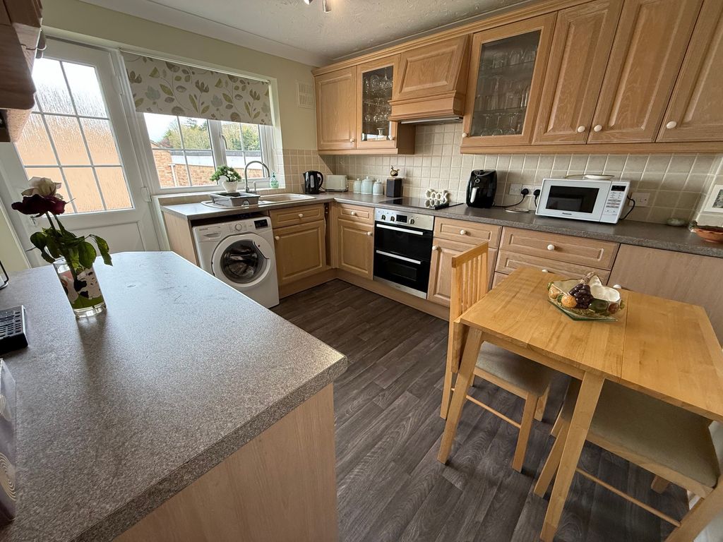 Property photo 3 of 11 Kitchen