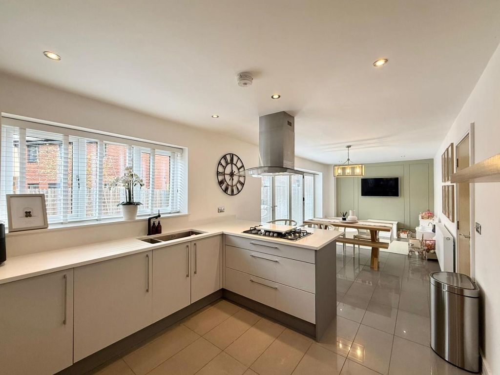 Property photo 2 of 34 Kitchen/Diner