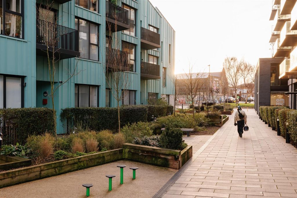 Property photo 1 of 28 Bundocks Walk, E3