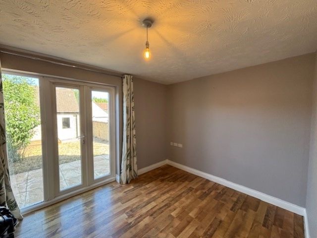 Property photo 2 of 7 Living