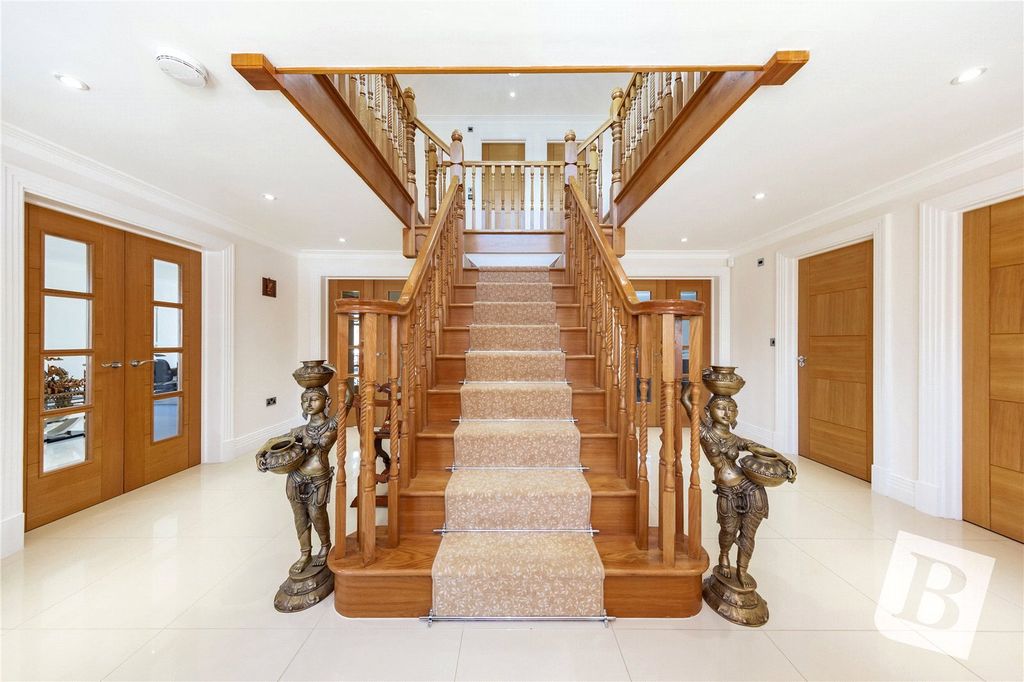 Property photo 3 of 26 Entrance Hall