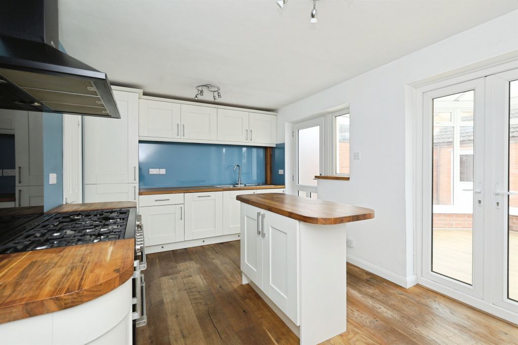 Property photo 2 of 9 Kitchen