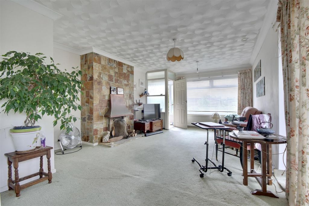 Property photo 3 of 12 291Bfc44-3820-42F0-B2Ff-A20B19741F38_1_201_A.Jpeg