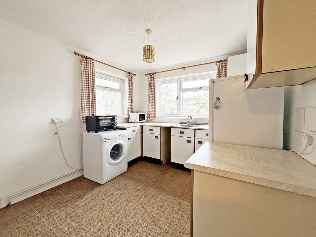 Property photo 3 of 17 Kitchen