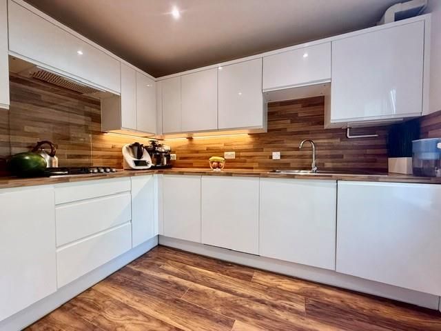 Property photo 2 of 10 Kitchen.Jpg
