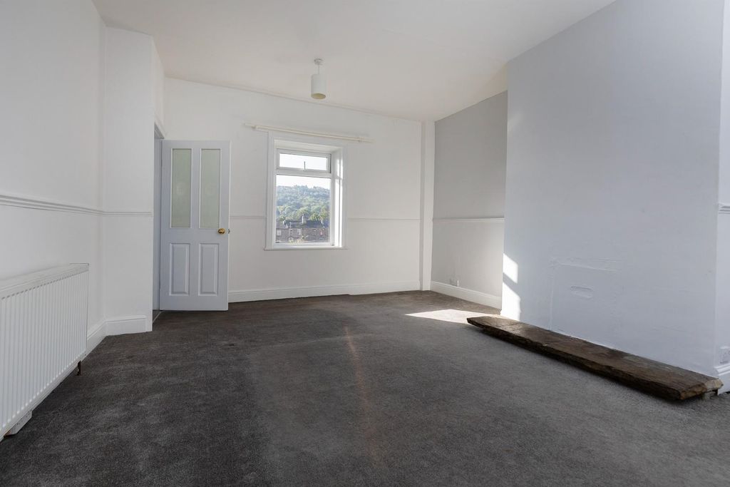 Property photo 3 of 18 Living Room