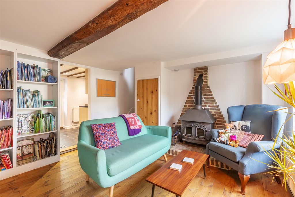 Property photo 3 of 28 Lounge