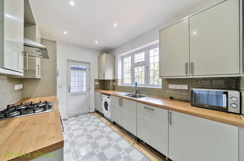 Property photo 2 of 19 2cc2De44-5E9B-4B9...